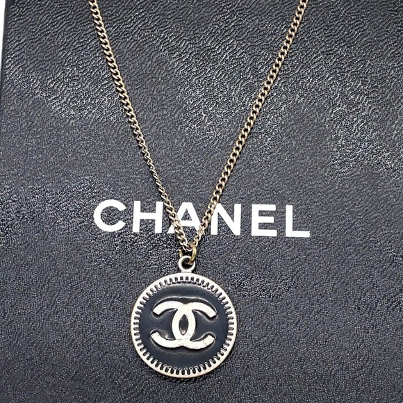 Authentic CHANEL Coco Mark Circle Medal 06P Necklace Silver/Black W/
Box - Picture 1 of 12